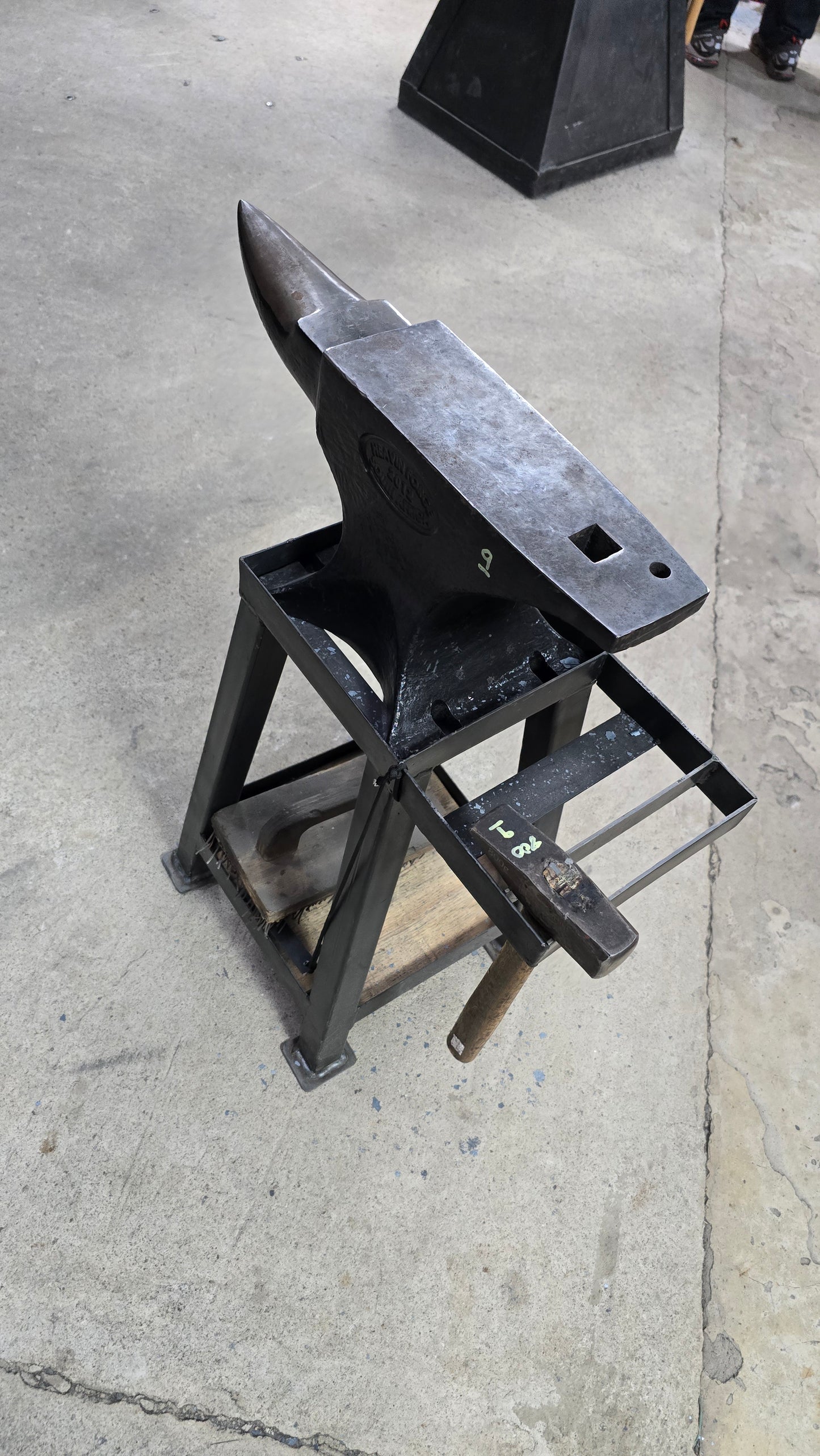 Heavin Forge Anvil (36.8kg) With Stand